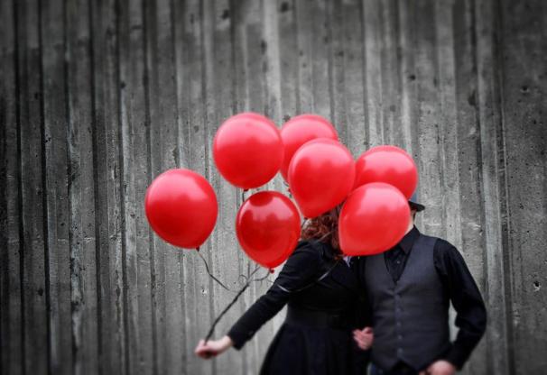Obviously, this isn't me and my sweetie. Photo credit: http://lmsmindlesscreativity.wordpress.com/people/red-balloons/